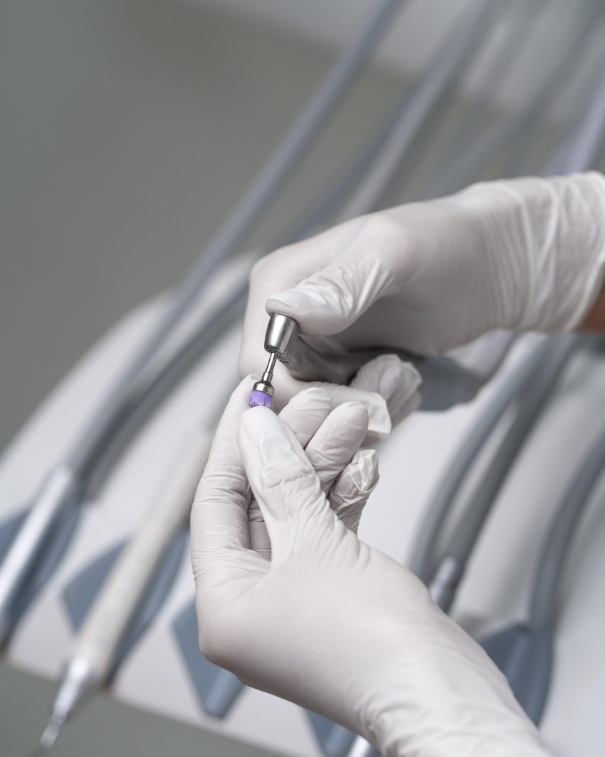 close-up-dentist-instruments (2)